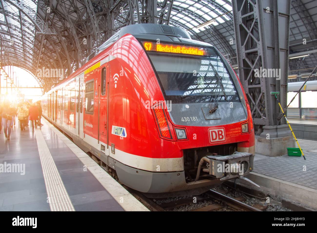 Die Lokomotive der Deutschen Bahn hält am Bahnsteig des Hauptbahnhofs. Deutschland, Frankfurt am Main. 14. dezember 2019 Stockfoto