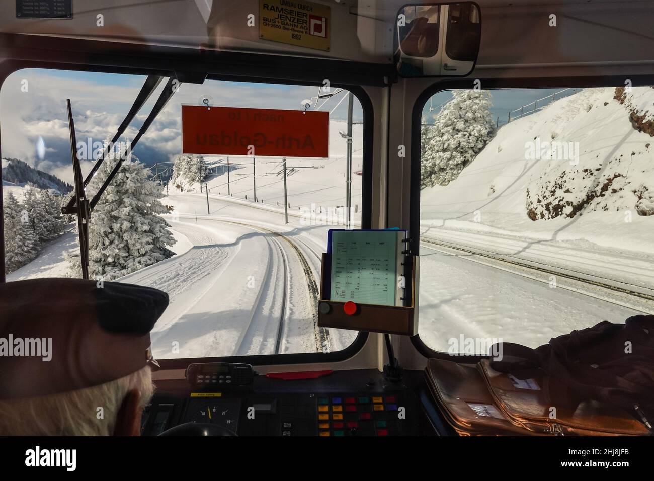 Rigi, Schweiz - Januar 10 2022: Blick auf den Zugbegleiter, der die berühmte Rigi Bergbahnh auf der schneebedeckten Eisenbahn auf der fährt Stockfoto