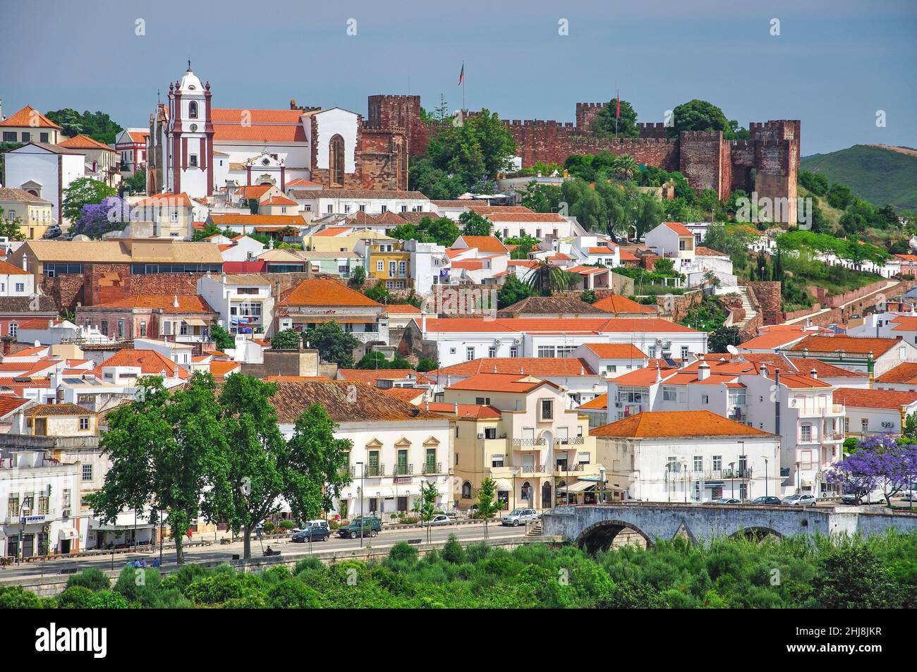 Blick auf die Stadt und das Schloss am Hang, Silves, Algarve, Portugal Stockfoto