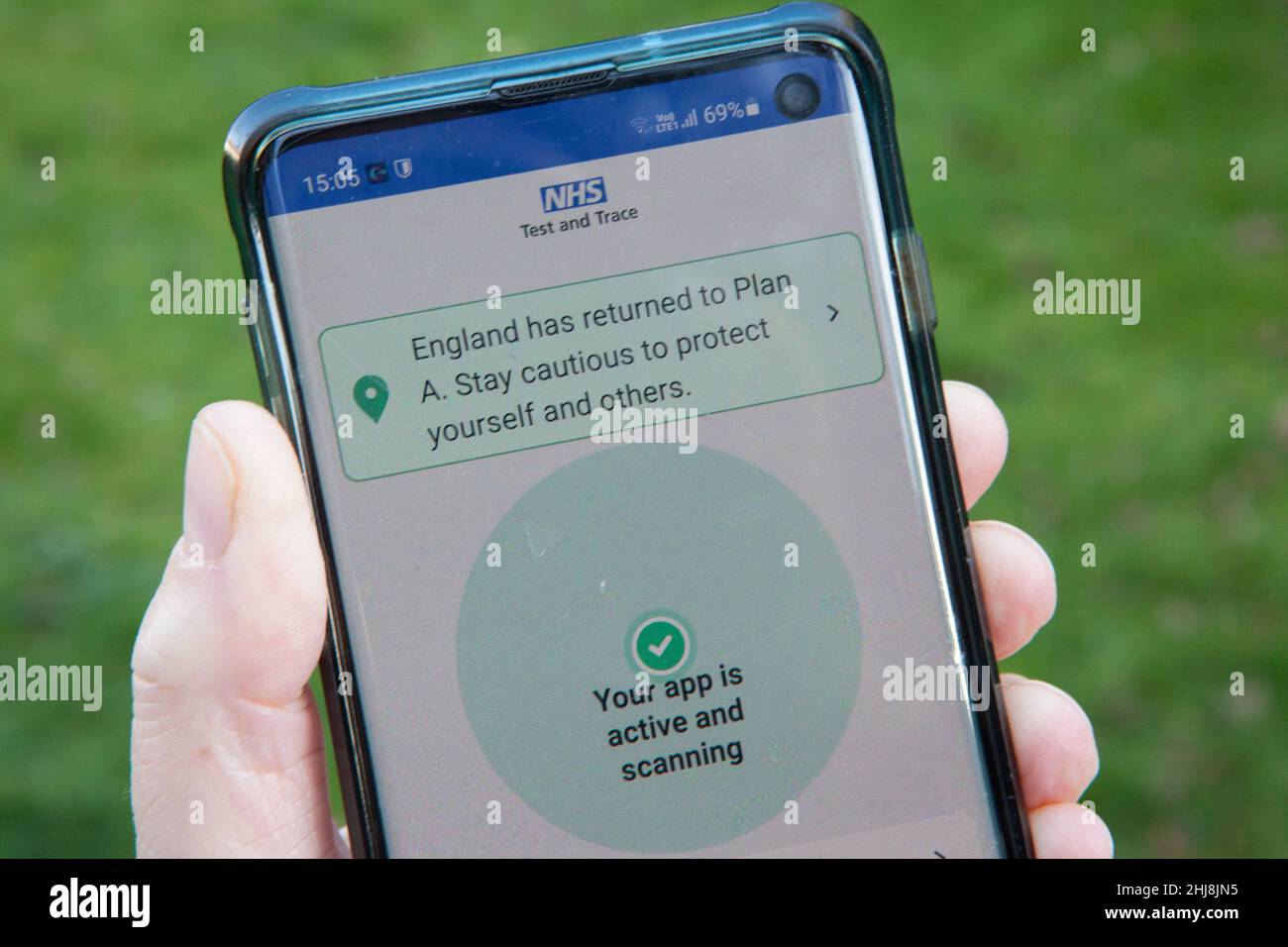 London, Großbritannien, 27. Januar 2022: Die NHS Test and Trace App zeigt eine Benachrichtigung auf einem Mobiltelefon an, in der der Eigentümer darüber informiert wird, dass England zu „Plan A covid Policies“ umgezogen ist. „Bleiben Sie vorsichtig, um sich selbst und andere zu schützen“, lautet die Botschaft. Obwohl die Regierung jetzt sagt, dass Gesichtsmasken in öffentlichen Räumen nicht notwendig sind, bitten viele Geschäfte die Menschen, dies weiterhin zu tun, um die Sicherheit der Mitarbeiter zu gewährleisten. Anna Watson/Alamy Live News Stockfoto