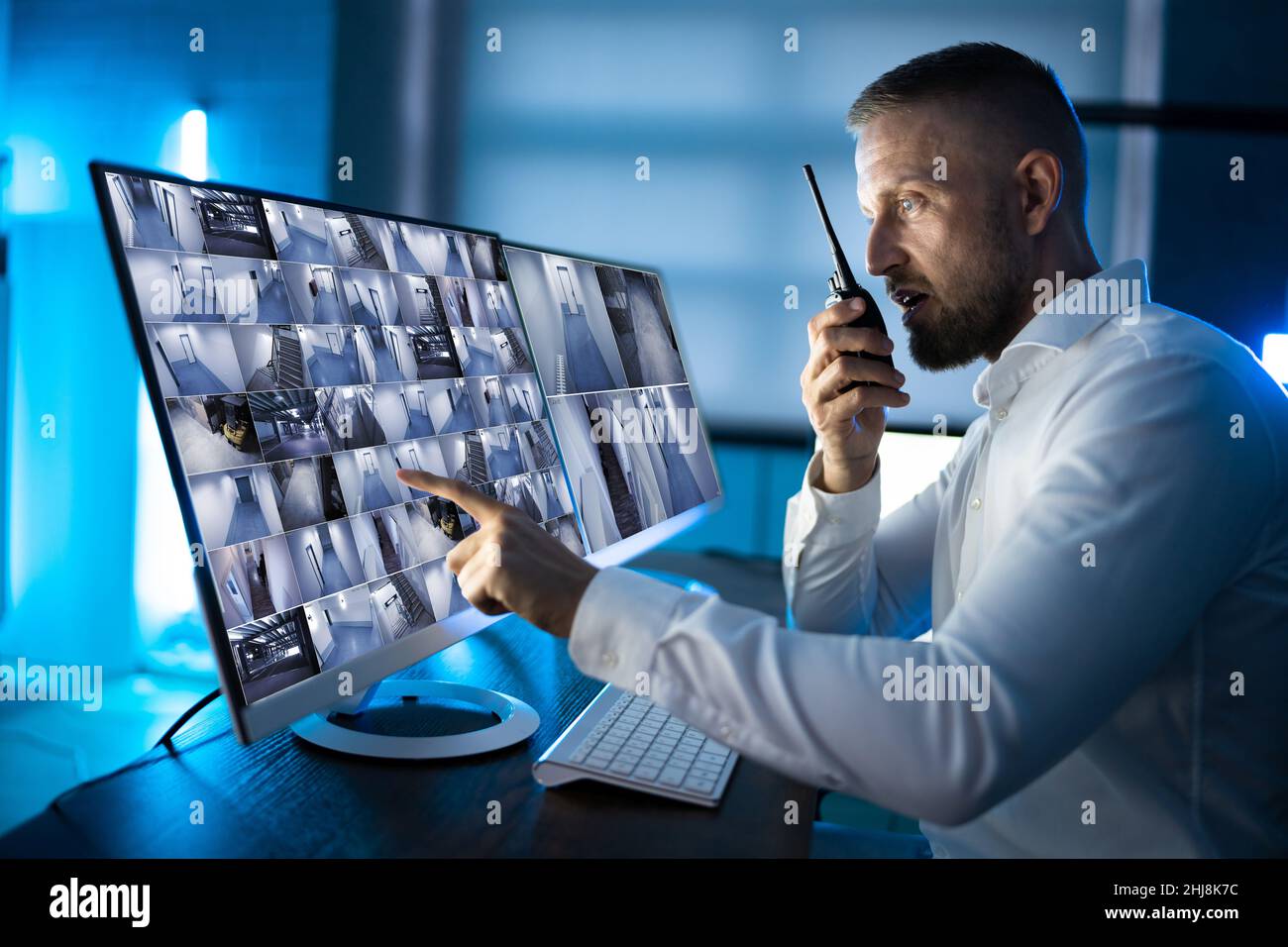 Sicherheitssystem CCTV-Überwachungsraum. Mann Mit Walkie Talkie Stockfoto
