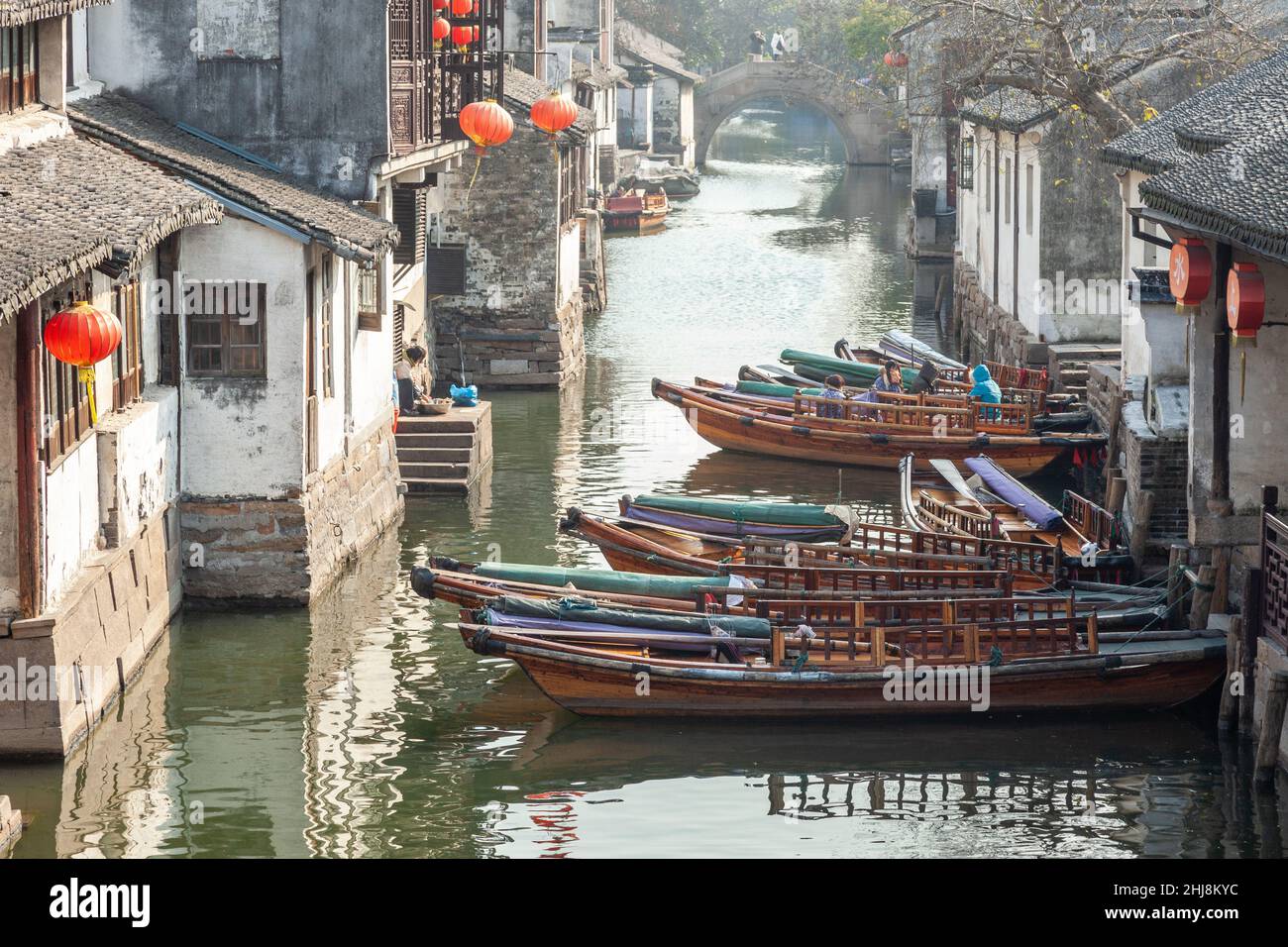 Blick auf einen Kanal mit Wassertaxis in der Wasserstadt Zhouzhuang, China Stockfoto