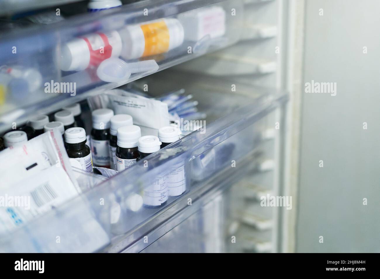 Mit lebensrettenden Medikamenten bestückt. Aufnahme von Regalen mit Medikamenten in einem Krankenhaus. Stockfoto