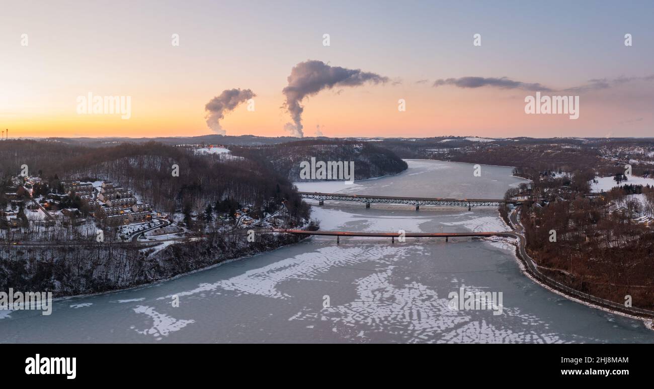 Luftdrohnen-Sonnenuntergangspanorama des frzoen und schneebedeckten Cheat Lake und der Interstate i68 Brücke in der Nähe von Morgantown, West Virginia Stockfoto