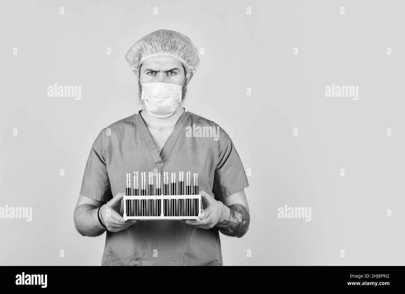 Epidemische Krankheit. Virenkonzept. Epidemische Infektion. Krankenhausbehandlung. Quarantänepläne. Epidemische Schwelle. Medizinische Forschung. Mann im medizinischen Labor Stockfoto