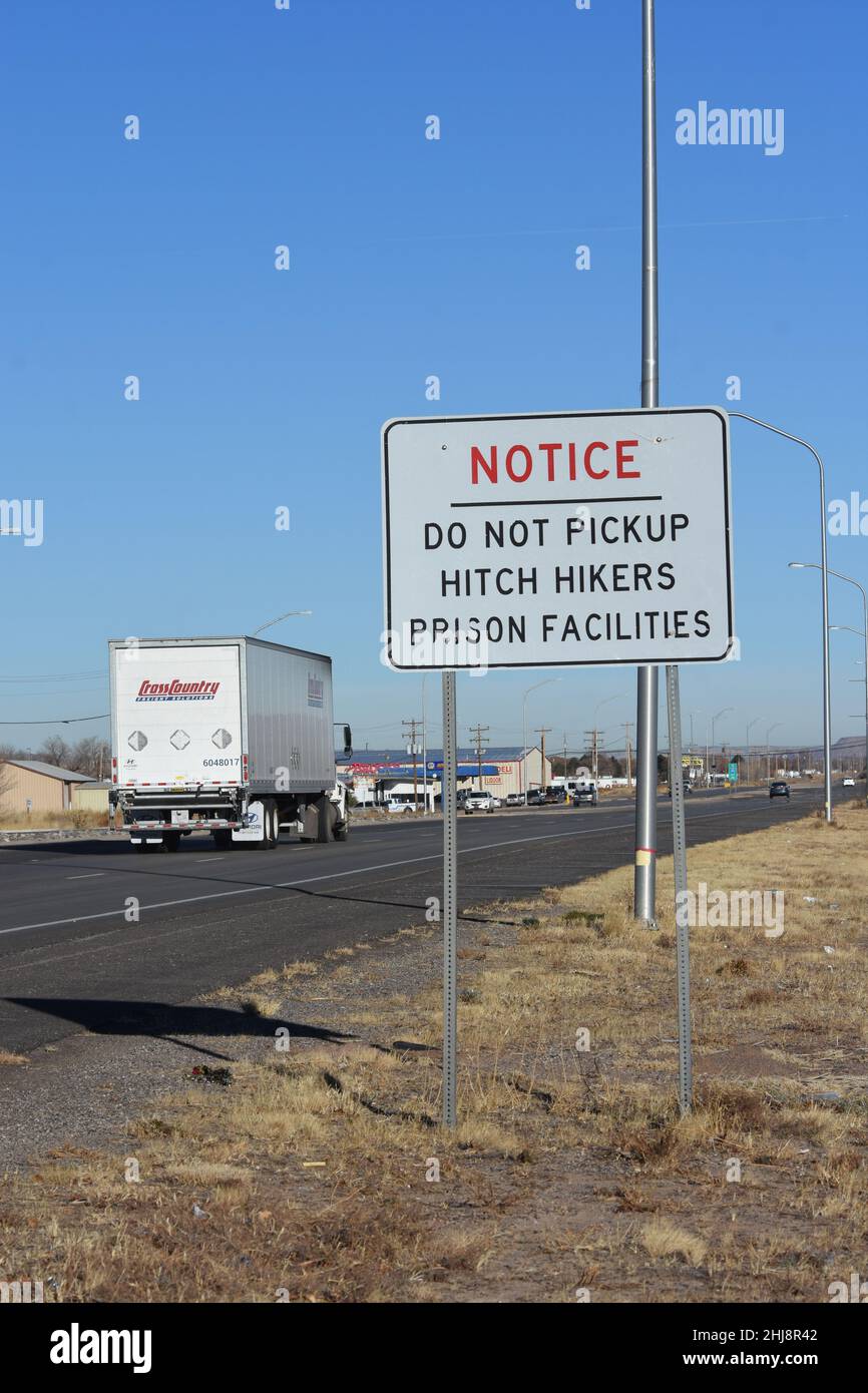 Warnschild auf der Route 66, dass es keine Fahrt oder kein Leben gibt, um Wanderer in diesem Gebiet anzuhalten, das sich in der Nähe eines Gefängnisses befindet und läuft und gefährlich ist Stockfoto