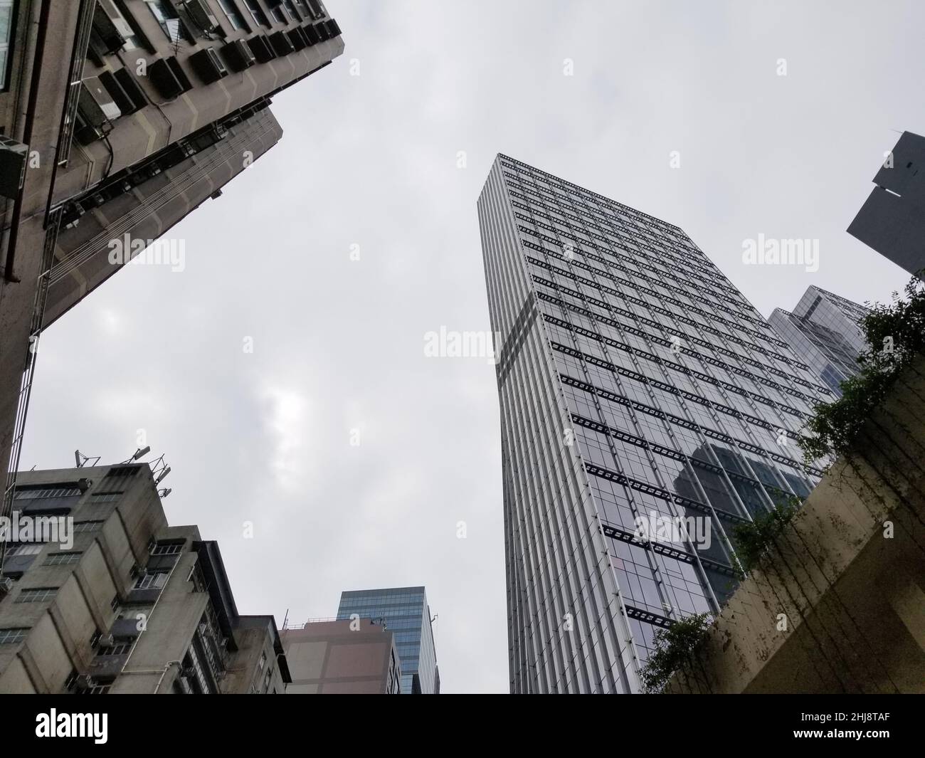 Wolkenkratzer aus Stein, Ziegel, Glas und Metall in Hongkong - Wohn- und Geschäftshäuser an einem bewölkten Tag -15 Stockfoto
