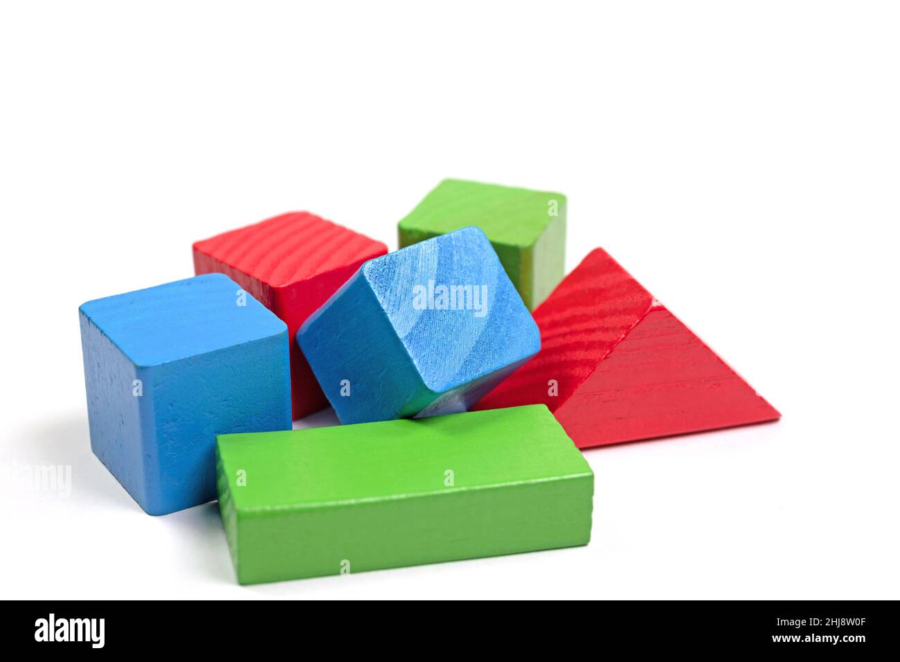 Holzbausteine vor weißem Hintergrund Stockfoto