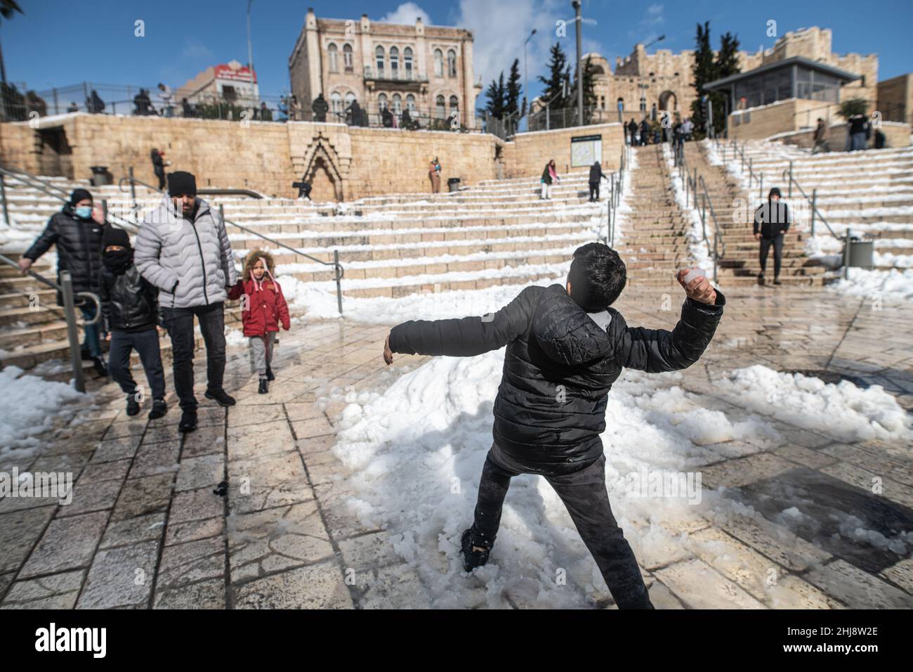 Ein palästinensischer Junge wirft einen Schneeball auf die Stufen des Damaskus-Tors. Jerusalem, Israel. Januar 27th 2022. (Foto: Matan Golan/Sipa USA) Quelle: SIPA USA/Alamy Live News Stockfoto
