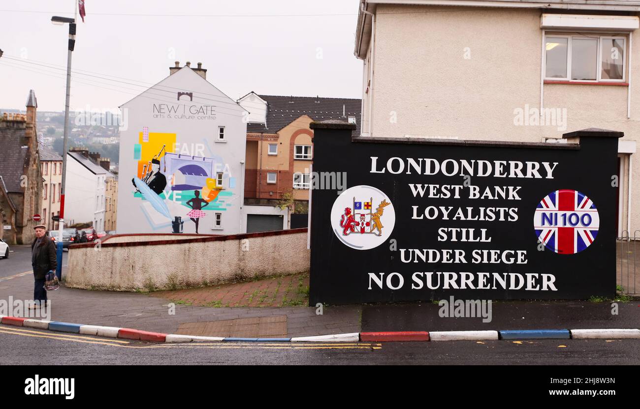 Der Brunnen- und Loyalist/Protestant-Bereich neben den Mauern in Derry City, Nordirland Stockfoto