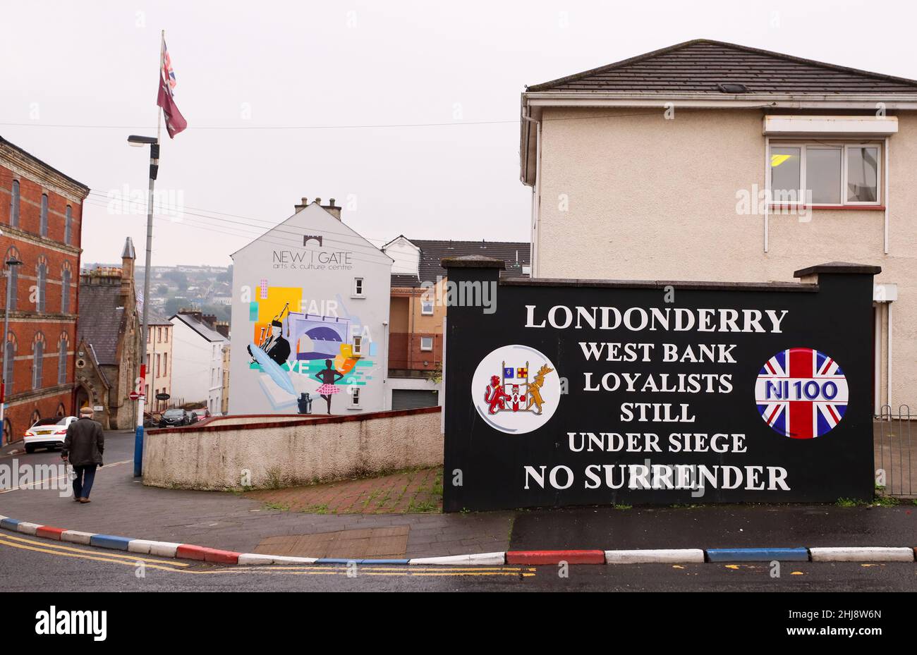 Der Brunnen- und Loyalist/Protestant-Bereich neben den Mauern in Derry City, Nordirland Stockfoto