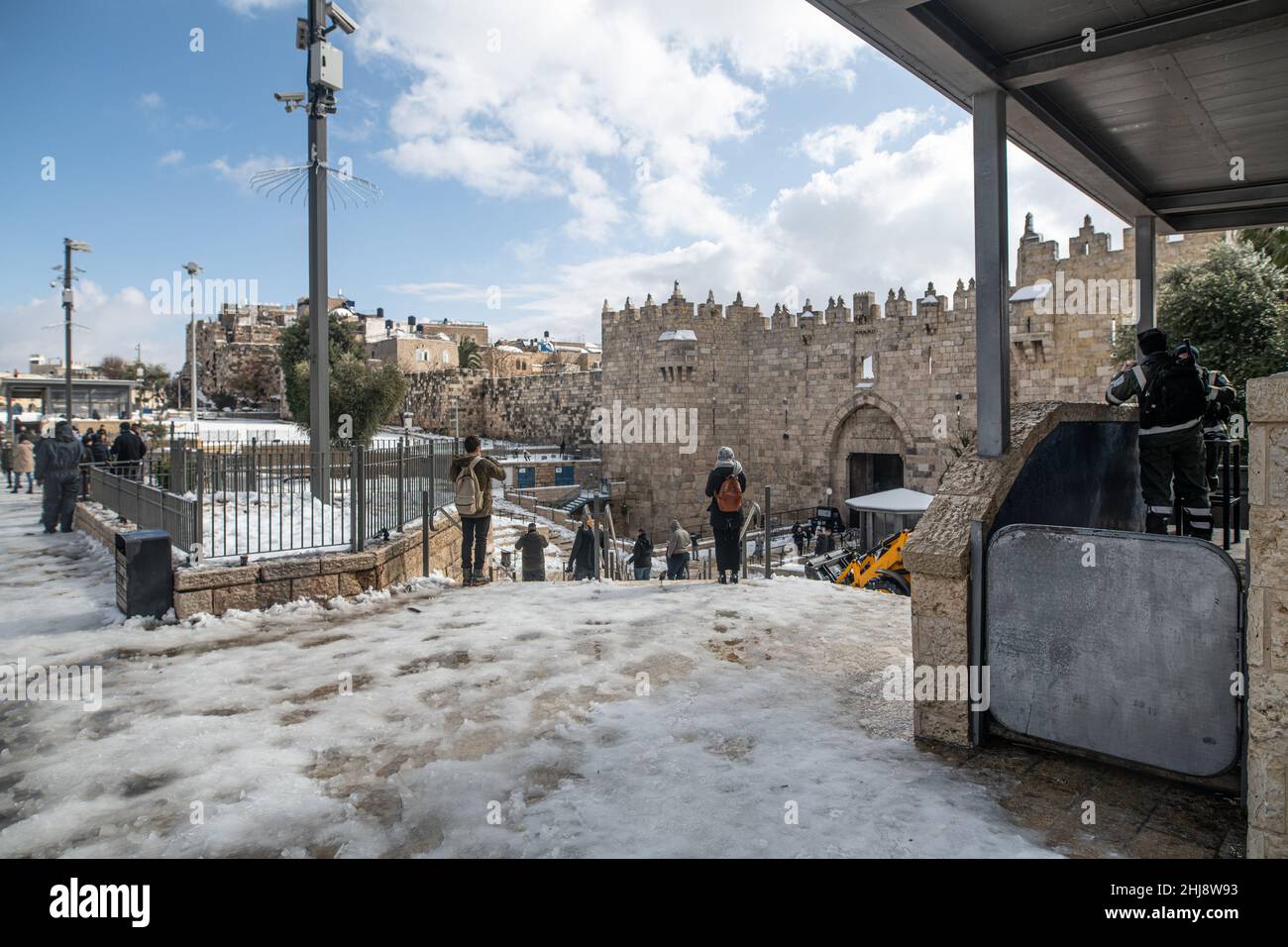 Der Polizeikontrollpunkt am verschneiten Damaskus-Tor. Jerusalem, Israel. Januar 27th 2022. (Foto: Matan Golan/Sipa USA) Quelle: SIPA USA/Alamy Live News Stockfoto