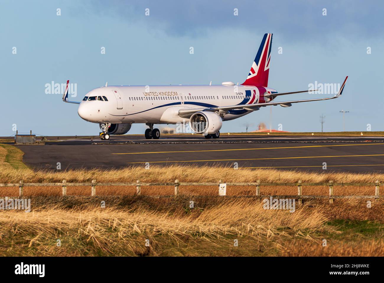 G-XATW, Airbus A321-251NX, betrieben von Titan Airways Stockfoto