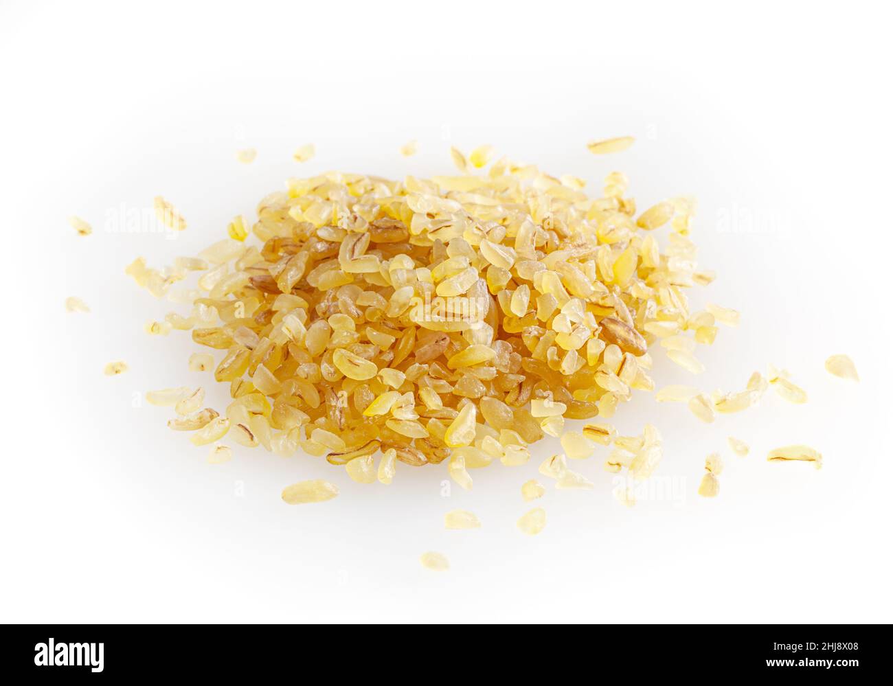 Haufen getrockneter Bulgur isoliert auf weißem Hintergrund Stockfoto