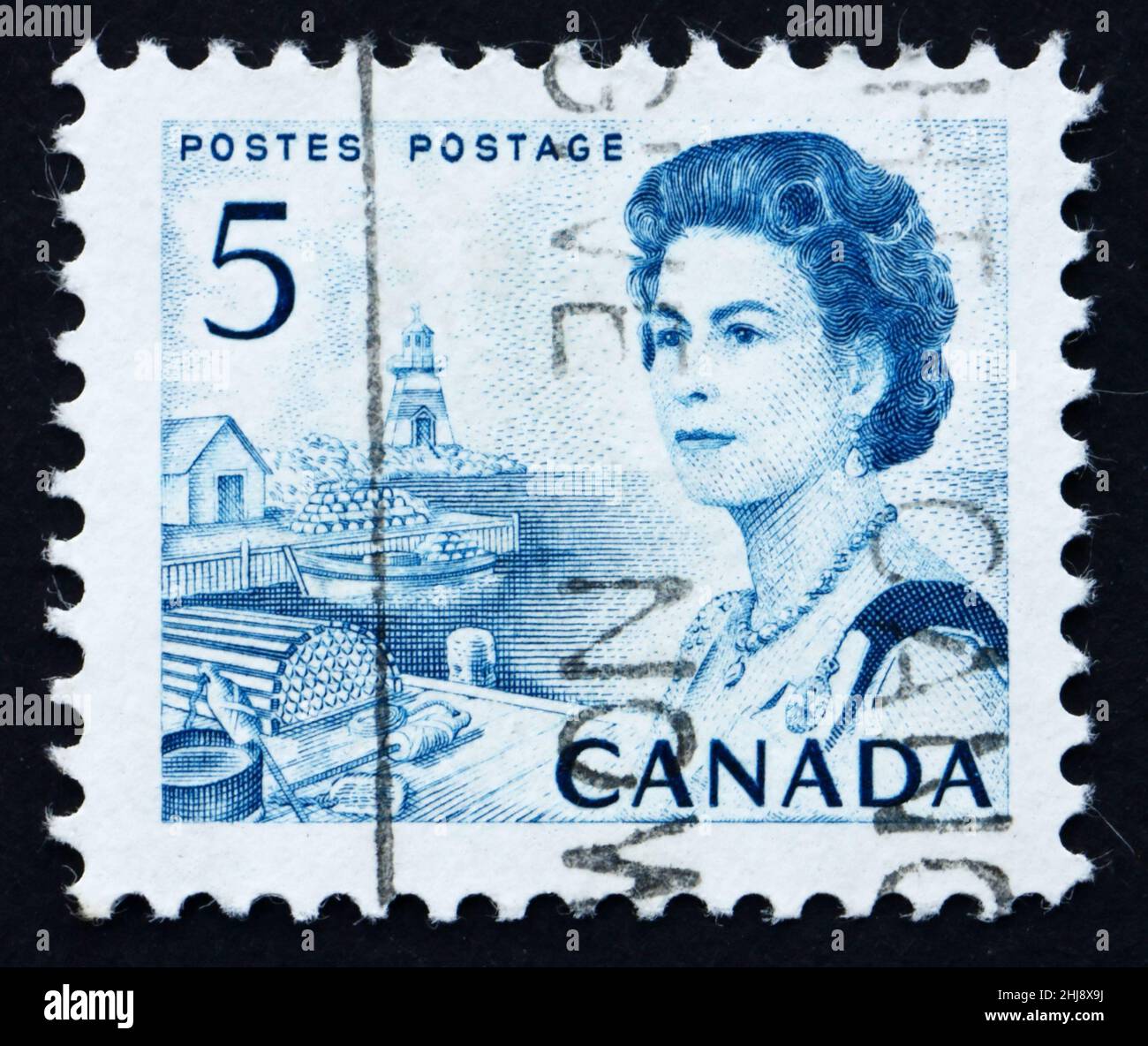 KANADA - UM 1967: Eine in Kanada gedruckte Briefmarke zeigt Hummer-Fallen und -Boot, Atlantische Provinzen, Königin Elizabeth II., um 1967 Stockfoto