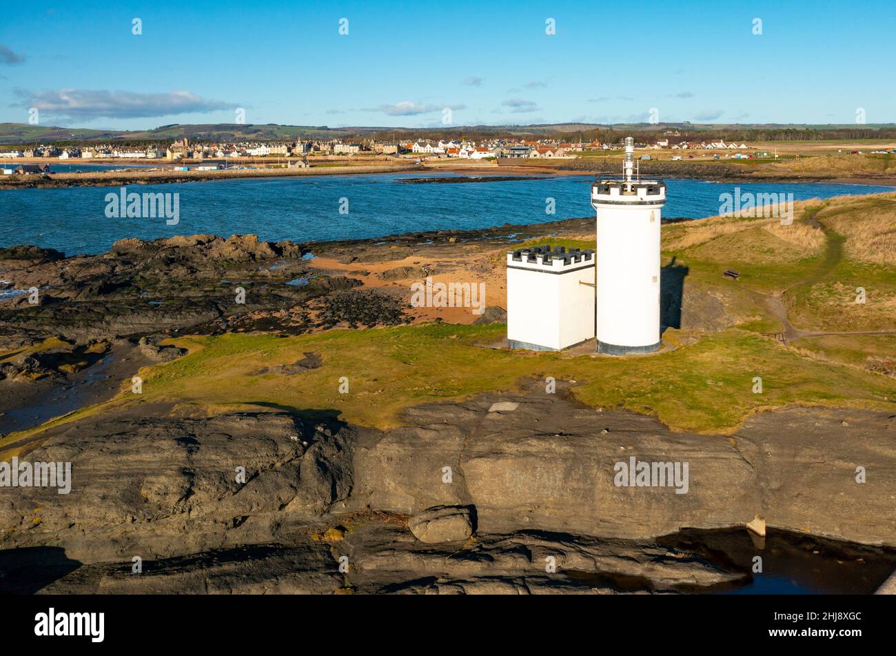 Luftaufnahme von der Drohne des Elie Ness Lighthouse und in der Ferne Elie und Earlsferry, Fife, Schottland, Großbritannien Stockfoto