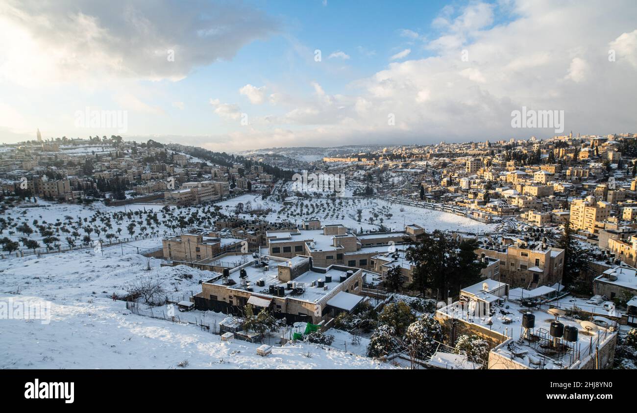 Die Skyline von Jerusalem ist schneebedeckt. Von Norden nach Süden Blick auf die verschneite Jerusalemer Altstadt und Ostjerusalem. Jerusalem, Israel. Januar 27th 2022. ( Kredit: Matan Golan/Alamy Live News Stockfoto