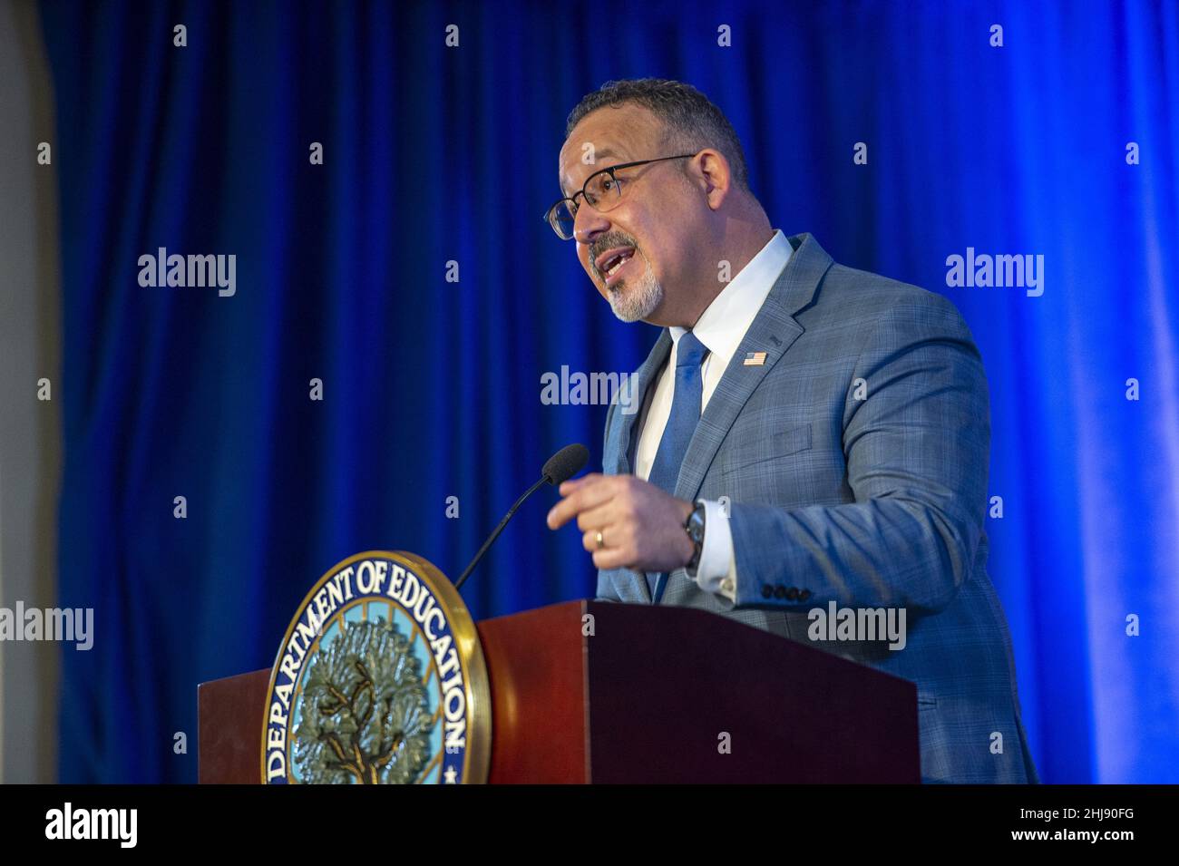 Washington, Usa. 27th Januar 2022. Der Bildungsminister Miguel Cardona hält am Donnerstag, den 27. Januar 2022, am US-Bildungsministerium in Washington, DC, eine Rede zu den Prioritäten des Bildungsministeriums, einschließlich der Unterstützung von Studenten, Familien und Pädagogen, der Erholung von der Pandemie und der größeren Investitionen in das amerikanische Bildungssystem. Foto von Bonnie Cash/UPI Credit: UPI/Alamy Live News Stockfoto