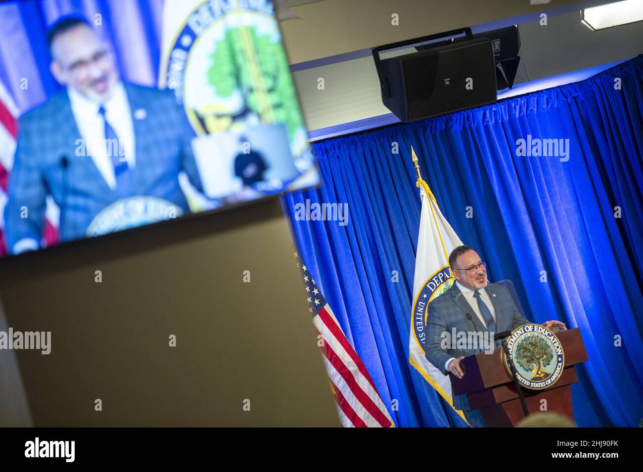 Washington, Usa. 27th Januar 2022. Der Bildungsminister Miguel Cardona hält am Donnerstag, den 27. Januar 2022, am US-Bildungsministerium in Washington, DC, eine Rede zu den Prioritäten des Bildungsministeriums, einschließlich der Unterstützung von Studenten, Familien und Pädagogen, der Erholung von der Pandemie und der größeren Investitionen in das amerikanische Bildungssystem. Foto von Bonnie Cash/UPI Credit: UPI/Alamy Live News Stockfoto