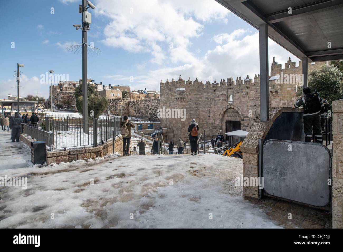 Der Polizeikontrollpunkt am verschneiten Damaskus-Tor. Jerusalem, Israel. Januar 27th 2022. ( Kredit: Matan Golan/Alamy Live News Stockfoto