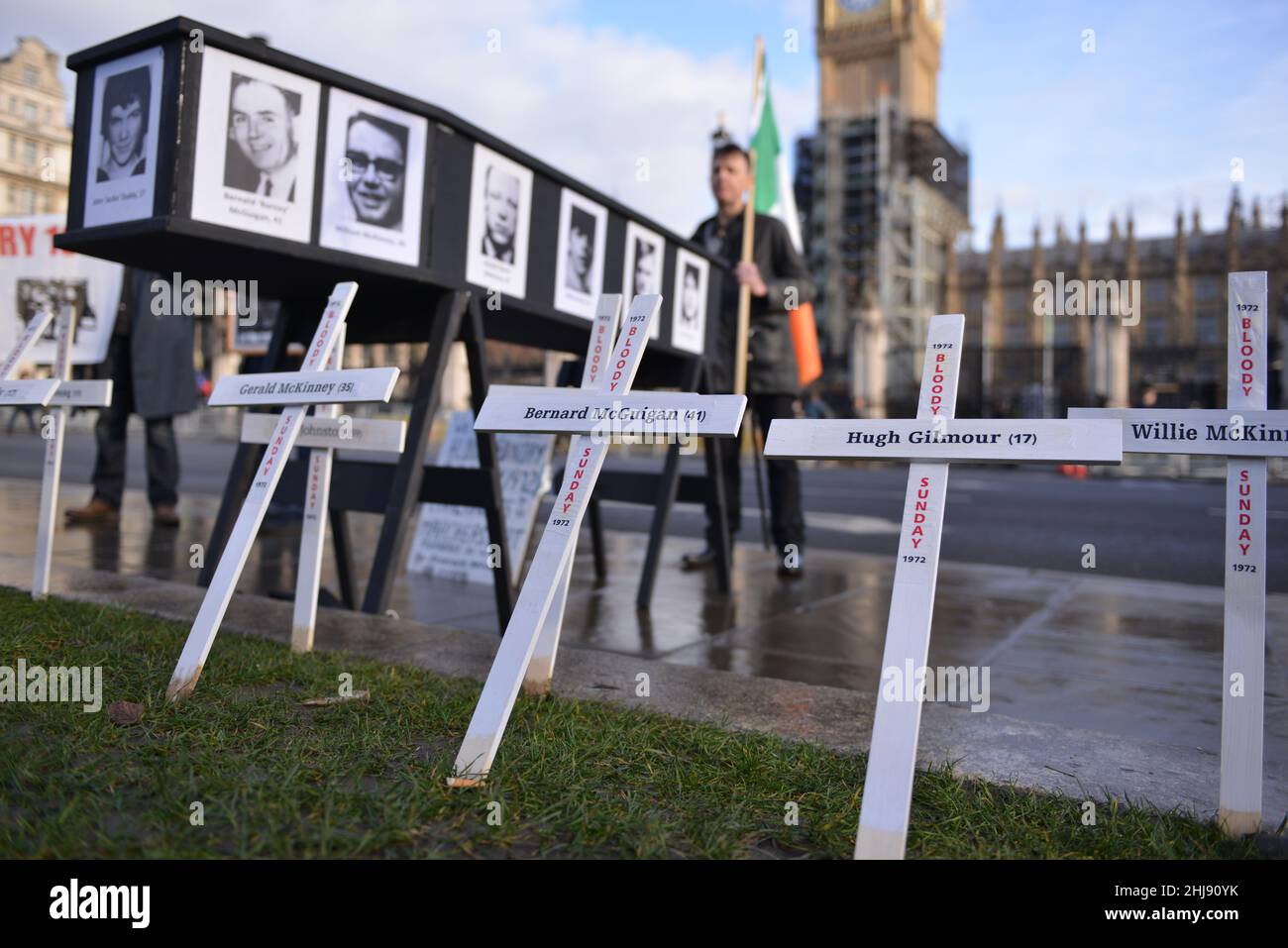 London, England, Großbritannien. 27th Januar 2022. Kreuze mit den Namen der Opfer des Blutigen Sonntags in Derry im Jahr 1972. Mitglieder der irischen Gemeinschaft in London trafen sich vor dem britischen Parlament, um den 50th. Jahrestag des Blutigen Sonntags zu begehen. (Bild: © Thomas Krych/ZUMA Press Wire) Bild: ZUMA Press, Inc./Alamy Live News Stockfoto