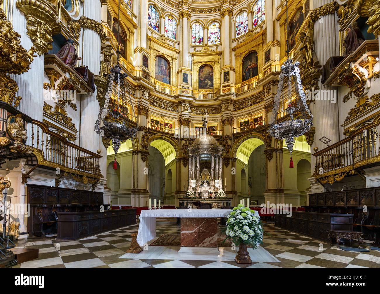 Granada, Spanien - November 11 2021: Innenansicht der beeindruckenden Kathedrale von Granada und ihres Altars aus dem 16th. Jahrhundert. Es war buil Stockfoto
