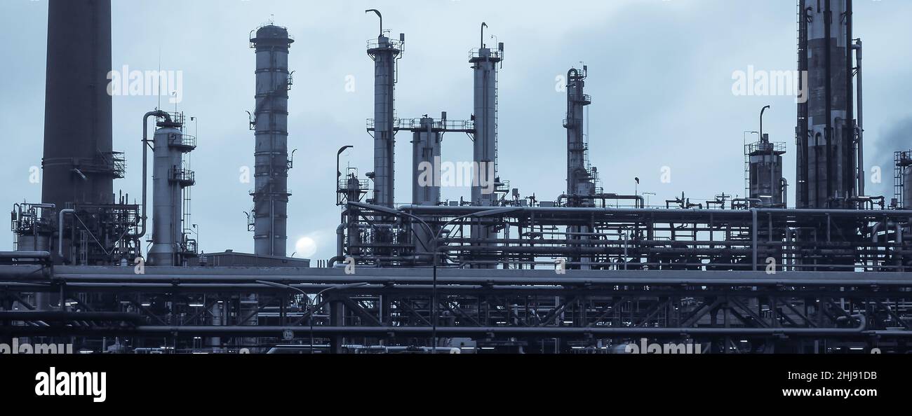 Silhouette einer Raffinerie mit Destillationskolonnen und Druckbehältern Stockfoto