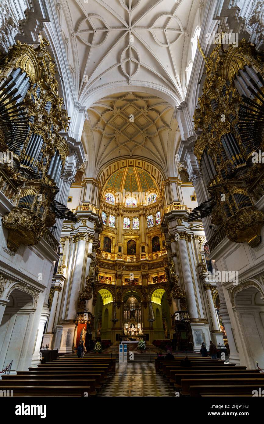 Granada, Spanien - November 11 2021: Innenansicht der beeindruckenden Kathedrale von Granada aus dem 16th. Jahrhundert. Es wurde auf einem Ancien gebaut Stockfoto