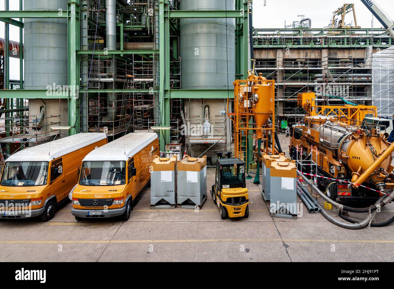 Austausch von Katayst durch Mitarbeiter der Mourik Ltd, Niederlande, gegen eine Hydrocracker-Einheit in Leverkusen, Deutschland. Stockfoto