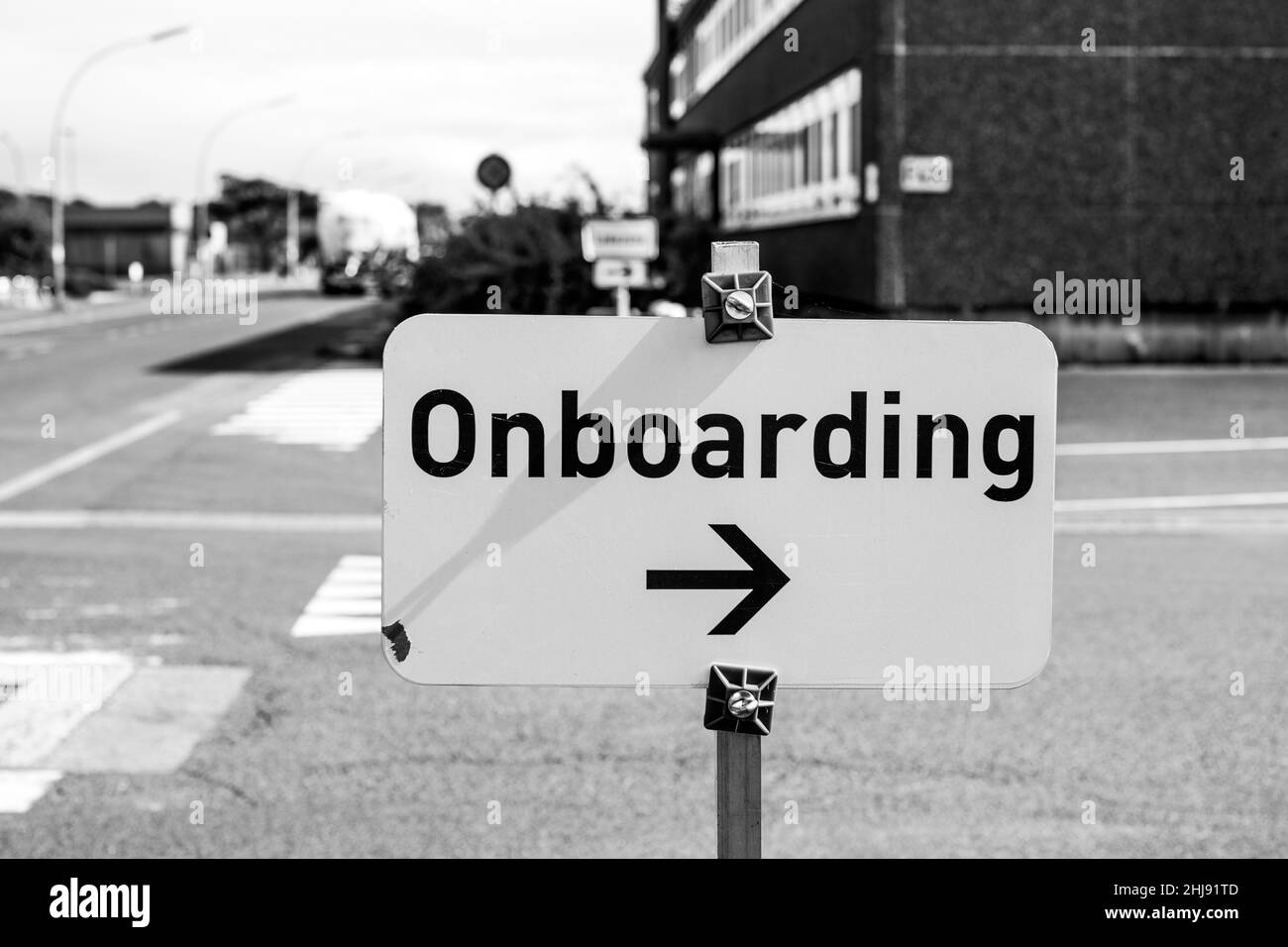 Schild „Onboarding“ mit Pfeil nach rechts Stockfoto