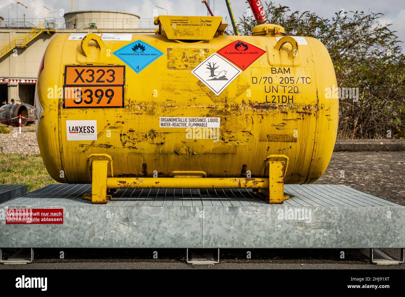 Transportbehälter für Gefahrgutbehälter für eine flüssige, wasserreaktive, brennbare metallorganische Substanz über einem Überlaufschutzbehälter, UN-Nummer 3399 Stockfoto