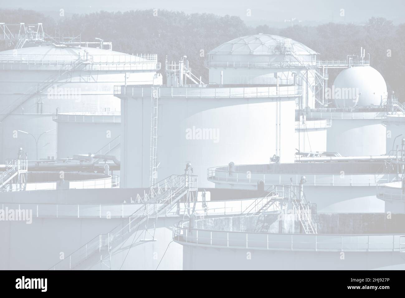 Fotokünstlerische Darstellung eines Behälterlagers in einer Chemieanlage, bestehend aus Flachbodentanks und Kugeltanks. Stockfoto