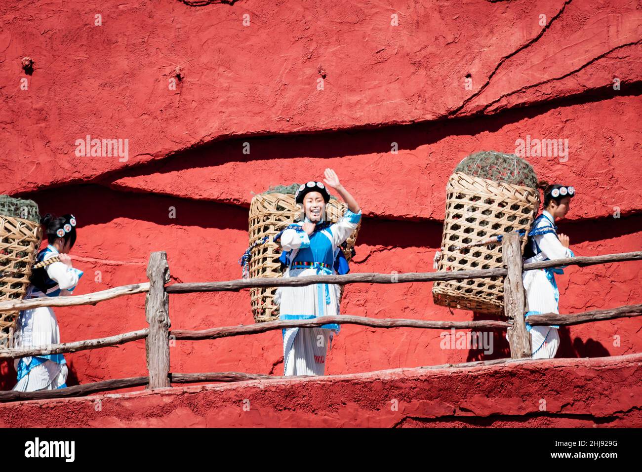 Lijiang, Yunnan, China - 2 2012. April: Die ethnische Minderheit der Naxi in ihren traditionellen Kostümen. Stockfoto
