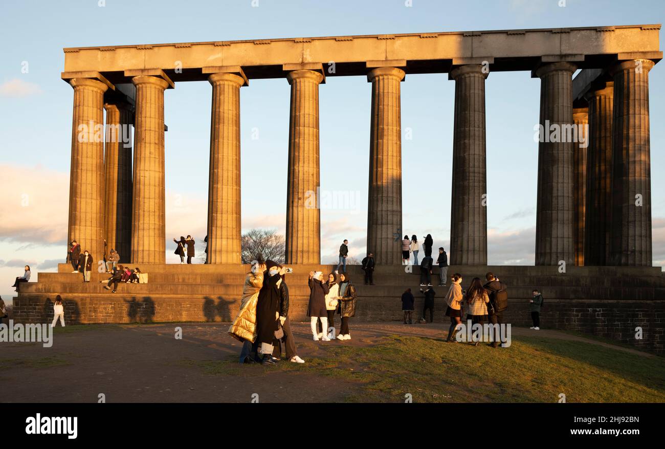 Vereinigtes Königreich Wetter: Calton Hill, Edinburgh, Schottland, Vereinigtes Königreich. 27th. Januar 2022. Wolkiger, heller Sonnenuntergang für die Hunderte von Touristen, die sich auf Calton Hill versammeln, um einen Panoramablick auf die Stadtarchitektur zu genießen. Kredit: Archwhite/alamy Live Nachrichten. Stockfoto