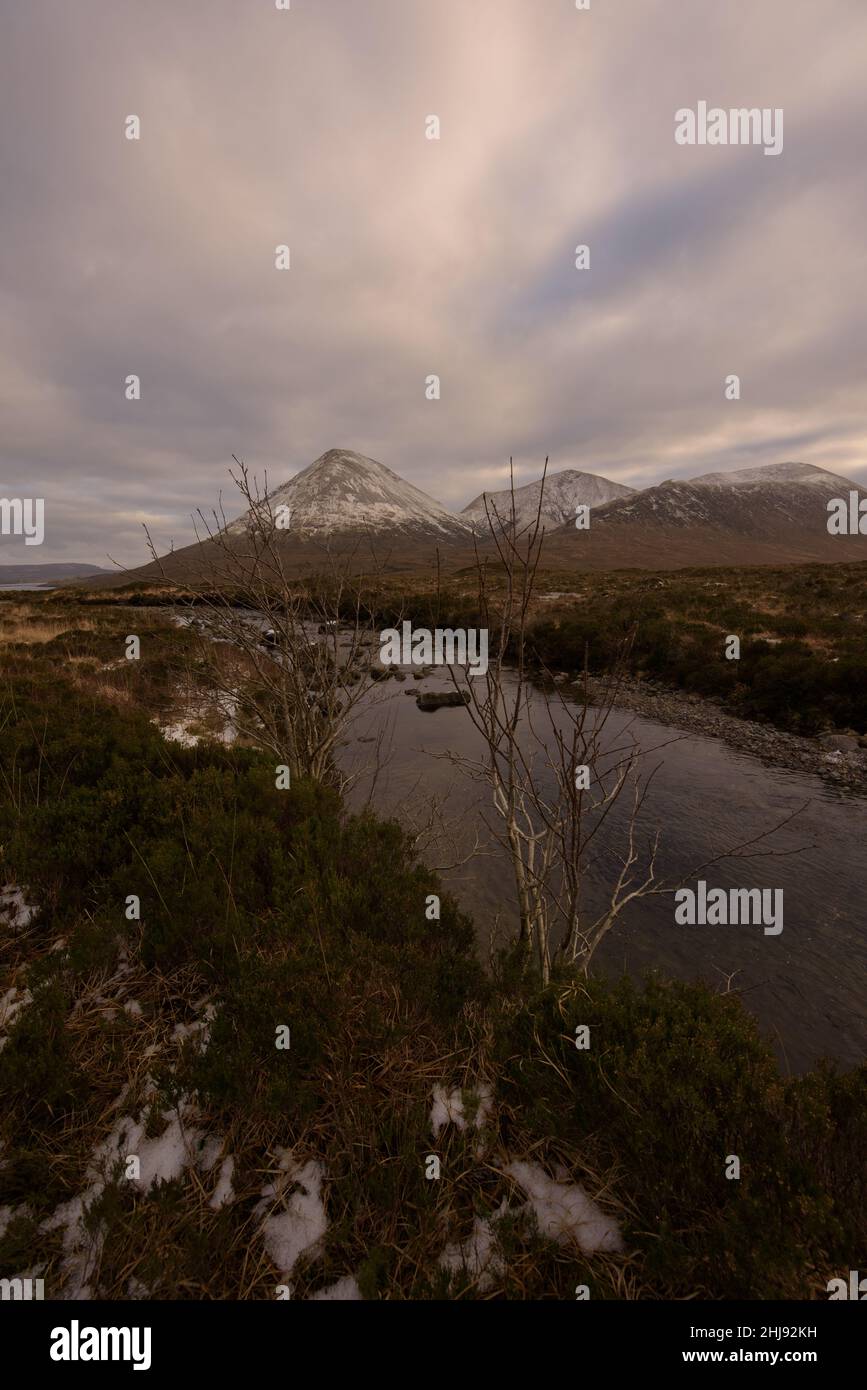 Sgurr nan Gillean im Winter vom Fluss Sligachan Stockfoto