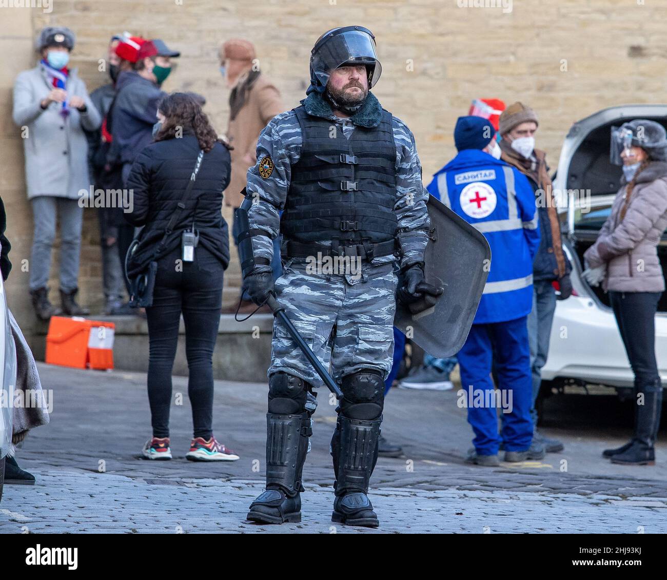 Halifax, Großbritannien. 27th Januar 2022. Eine zusätzliche, als bewaffnete russische Polizei gekleidete, Fernseherminiserie ‘Secret Invasion' am 1/27/2022 in der Piece Hall, Halifax in Halifax, Großbritannien. (Foto von James Heaton/News Images/Sipa USA) Quelle: SIPA USA/Alamy Live News Stockfoto