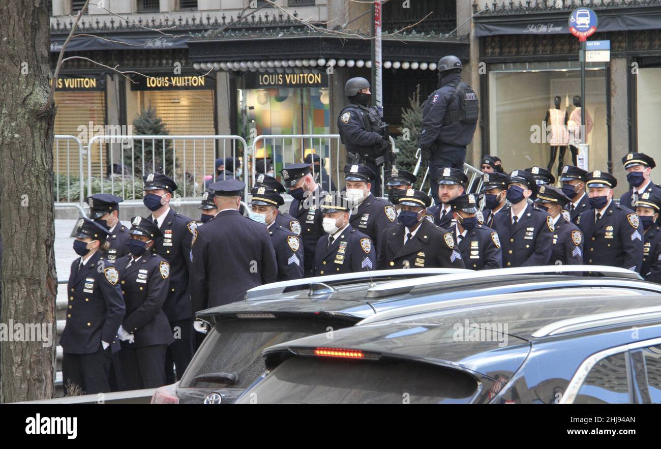 New York, USA. 27th Januar 2022. (NEU) Wake of Jason Rivera, tötete NYPD-Offizier in der St PatrickÃ¢â‚¬â„¢'s Cathedral. 27. Januar 2022, New York, USA: Die Folge des getöteten NYPD-Offiziers Jason Rivera findet am Donnerstag (27) in der St. PatrickÃ¢â‚¬â„¢'s Cathedral Church in der 5th Avenue, Manhattan, von 1 bis 8 Uhr statt, wobei sein Sarg am Fuß des Altars in der Kirche gelegt wird, während Familienmitglieder die Trauernden begrüßen. Der 22-jährige Jason und sein Partner, der 27-jährige Wilbert Mora reagierten auf häusliche Gewalt und wurden am Freitag (21) in der Nacht in Harlem von einem 47-jährigen Verdächtigen, Lashawn McNeil, angeschossen. Jas Stockfoto