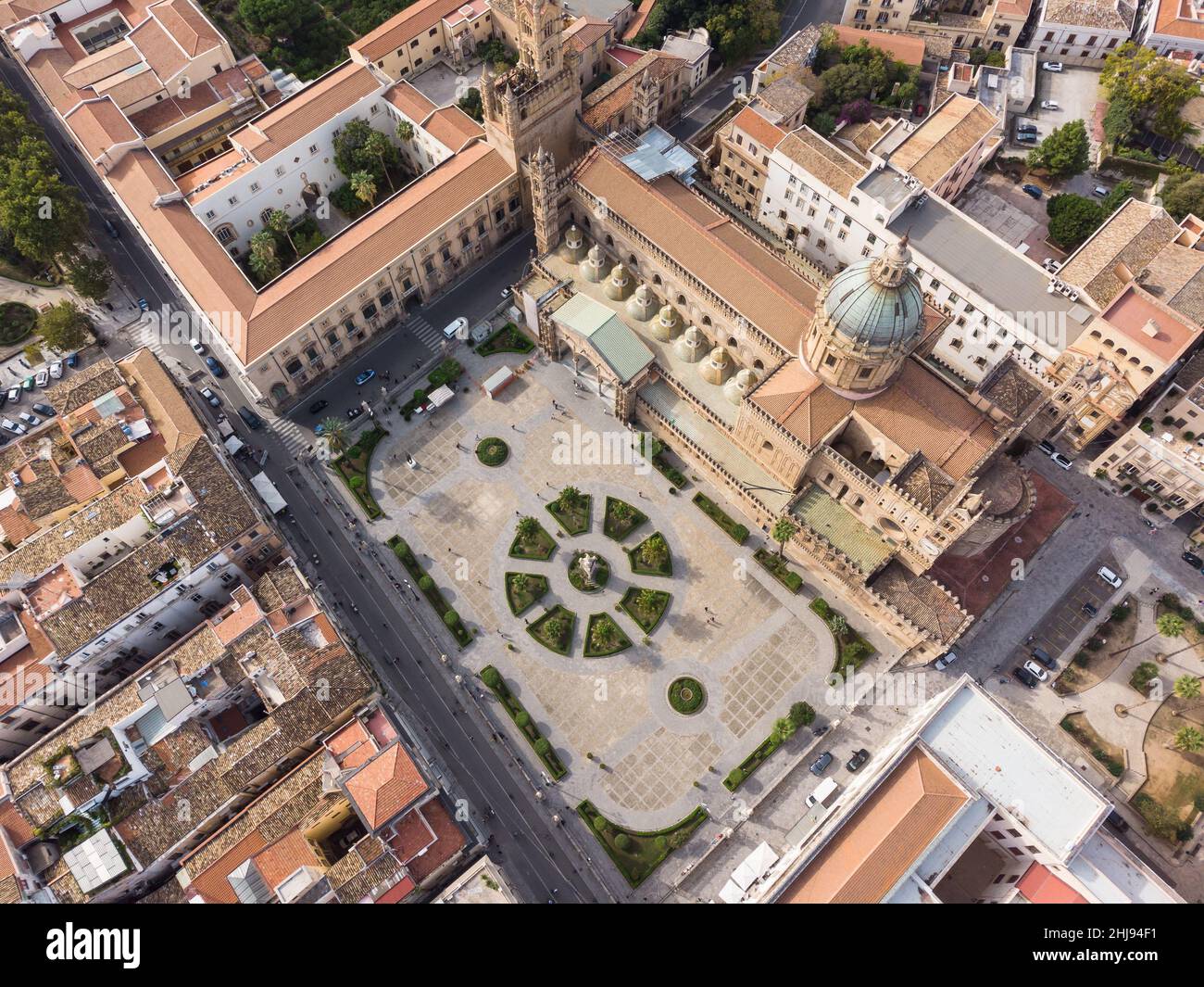Dramatische Luftdrohne Ansicht der gotischen Kathedrale von Palermo in Sizilien Tag in Italien Stockfoto
