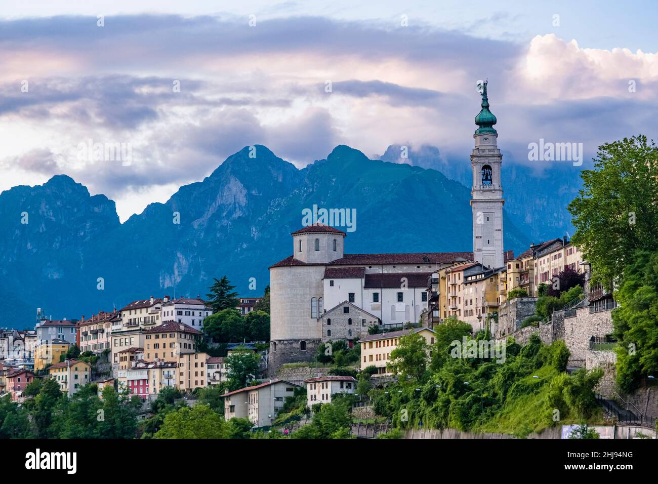 Blick auf den Città di Belluno mit der Kathedrale und den südlichen Bergen der Dolomiten. Stockfoto