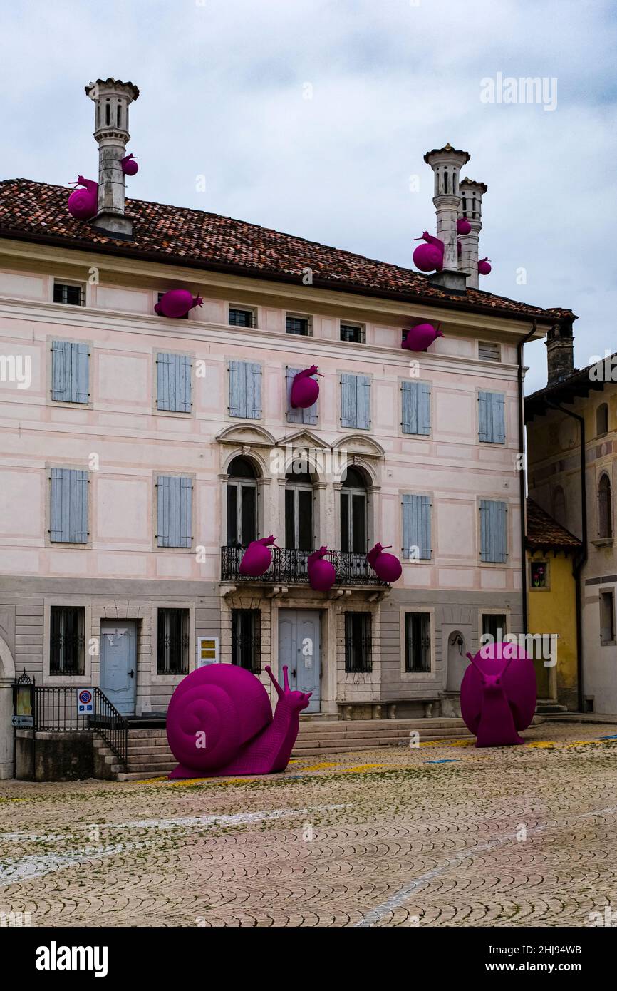 Die Invasion von riesigen rosa Schnecken, eine Cracking Art Installation im Gebäude des Mel Museo Civico Archeologico. Stockfoto