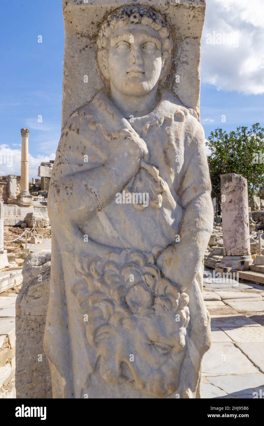 Nahaufnahme einer Statue aus der antiken Stadt Ephesus, die eine Stadt im antiken Griechenland an der Küste von Ionia war, 3 km südwestlich der heutigen da Stockfoto