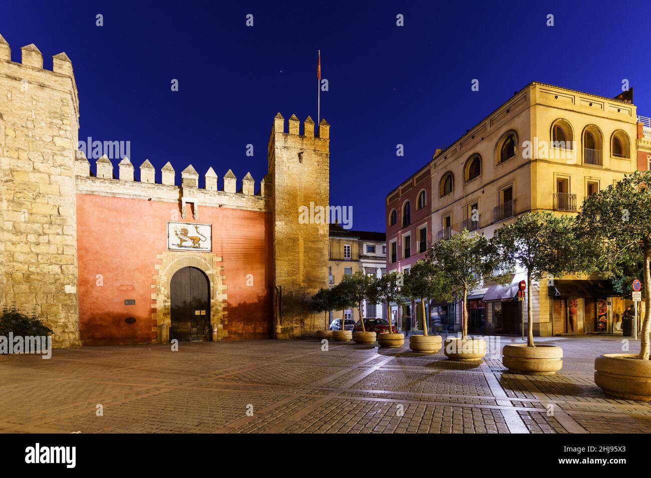 Nachtansicht des Eingangs der Burg Alcazar im Herzen der mittelalterlichen Altstadt von Sevilla in Andalusien in Spanien Stockfoto
