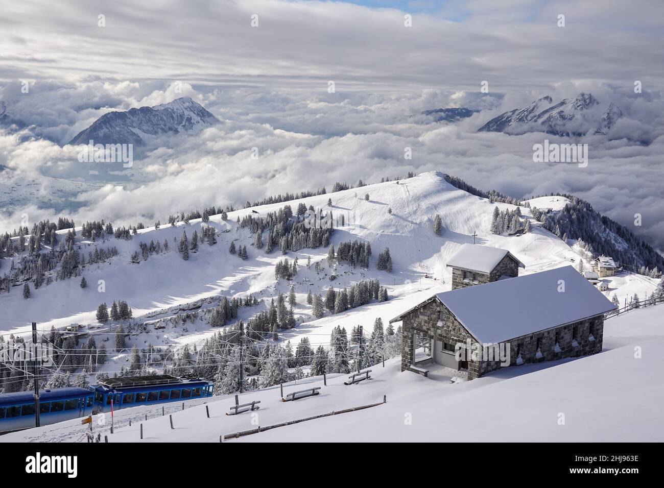 Atemberaubende Aussicht vom Gipfel der Rigi mit dem Pilatus, der im Winter in der Schweiz über den Wolken über dem Vierwaldstättersee in den alpen aufsteigt Stockfoto