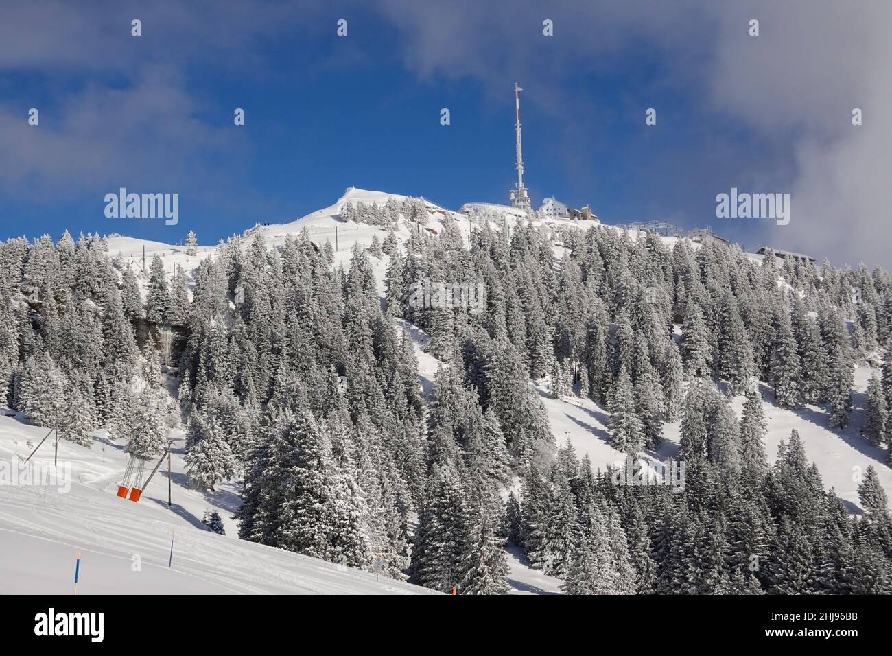 Gipfel der Rigi an einem sonnigen Wintertag nach starkem Schneefall im Kanton Luzern in den alpen in der Schweiz Stockfoto