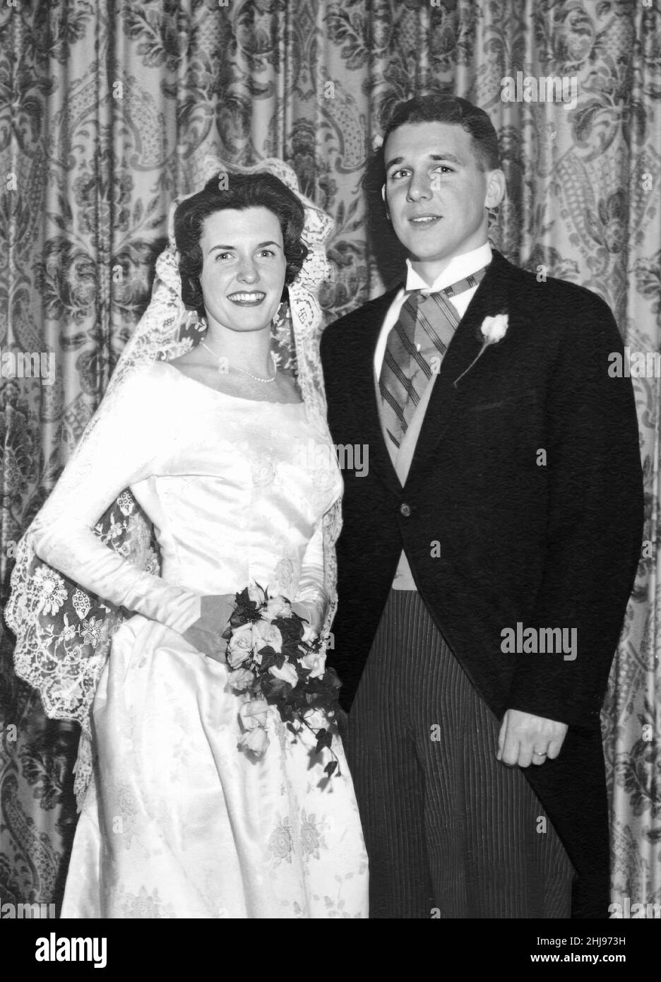 Historisches Foto, Hochzeit, Braut, Bräutigam, 1962, mantilla Schleier, formelles Kleid, Schwänze, Porträt, Mann, Frau, Ehepaar, HERR Stockfoto