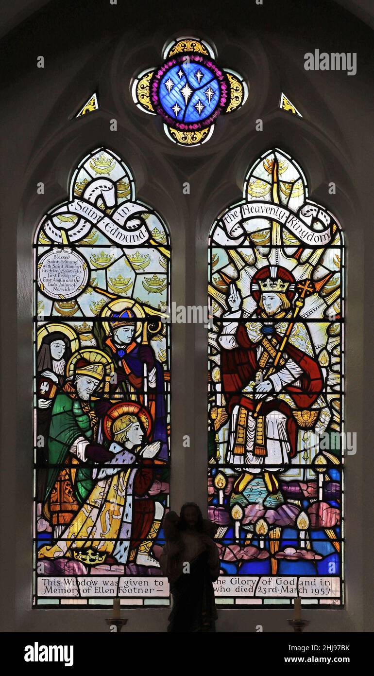 Ein Buntglasfenster von John Lawson (1957), das König Edmund mit den Heiligen Humbert, Felix & Lady Julian von Norwich, St. Edmund's Church, Hunstanton, zeigt Stockfoto