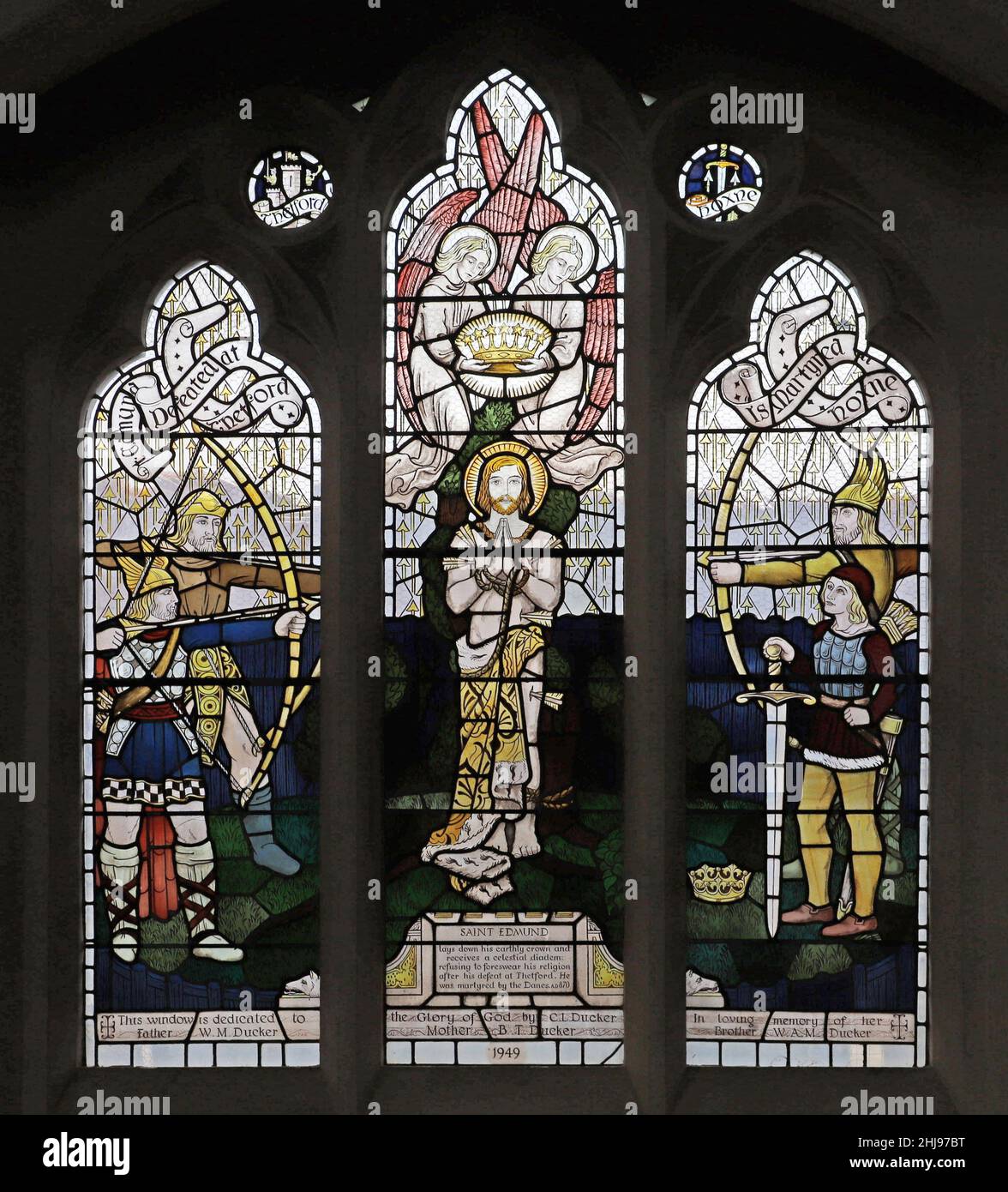 Ein Buntglasfenster, das das Martyrium von König Edmund, die St. Edmund's Church, Hunstanton, Norfolk darstellt Stockfoto