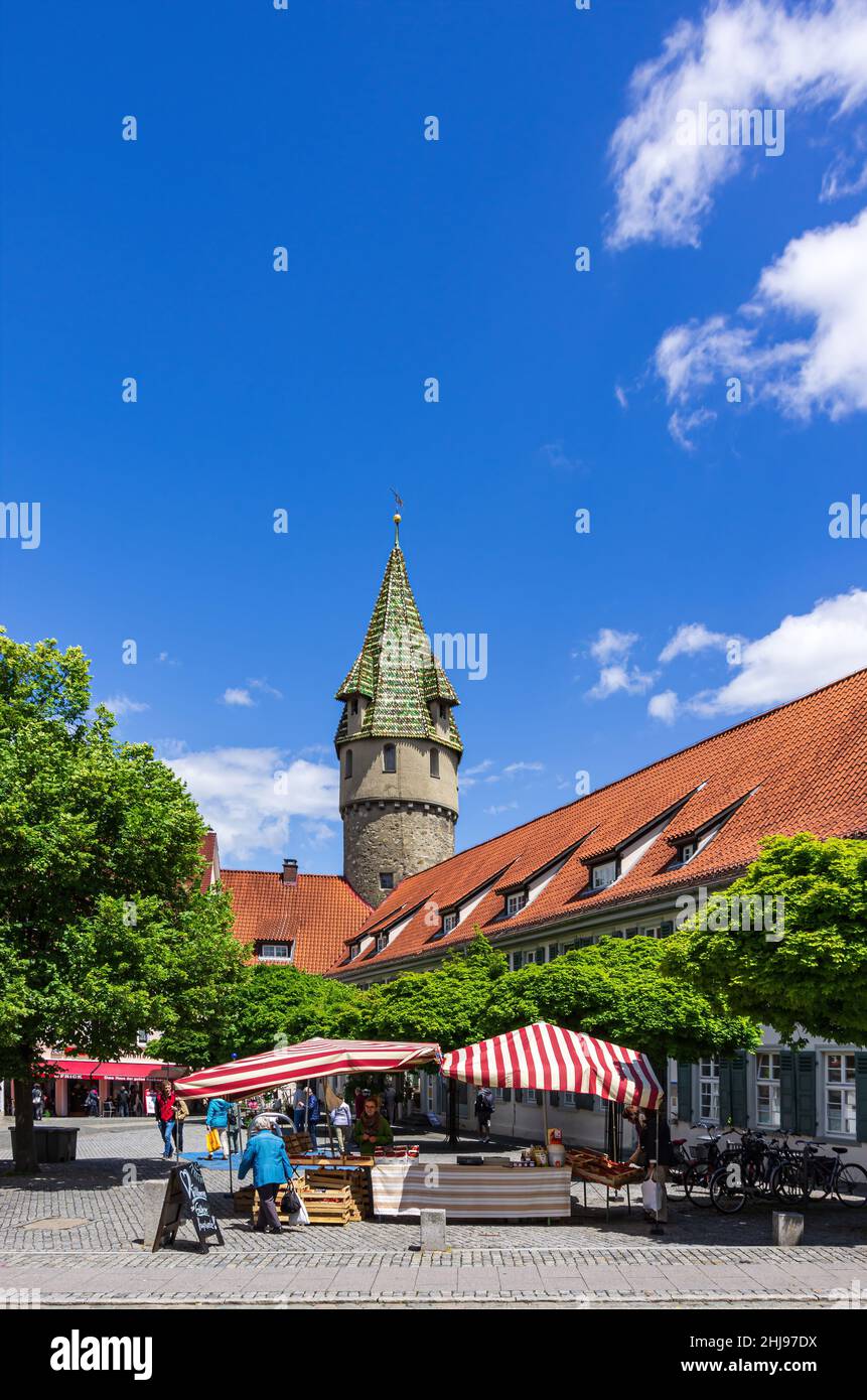 Ravensburg, Baden-Württemberg, Deutschland: Urbane Straßenszene am Marienplatz, mit dem Grünen Turm aus dem 15th. Jahrhundert im Hintergrund. Stockfoto