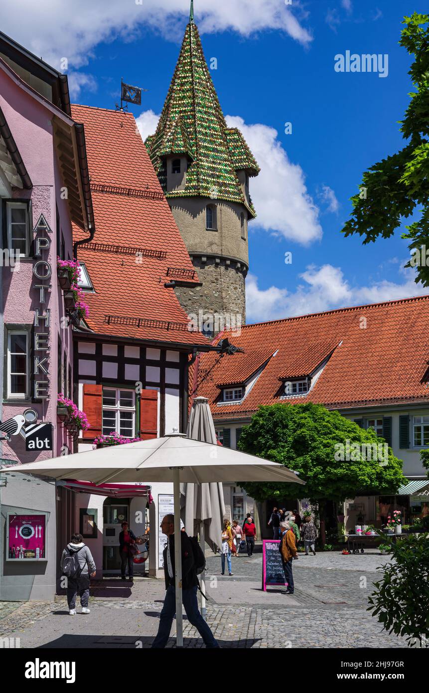 Ravensburg, Baden-Württemberg, Deutschland: Urbane Straßenszene am Marienplatz, mit dem Grünen Turm aus dem 15th. Jahrhundert im Hintergrund. Stockfoto