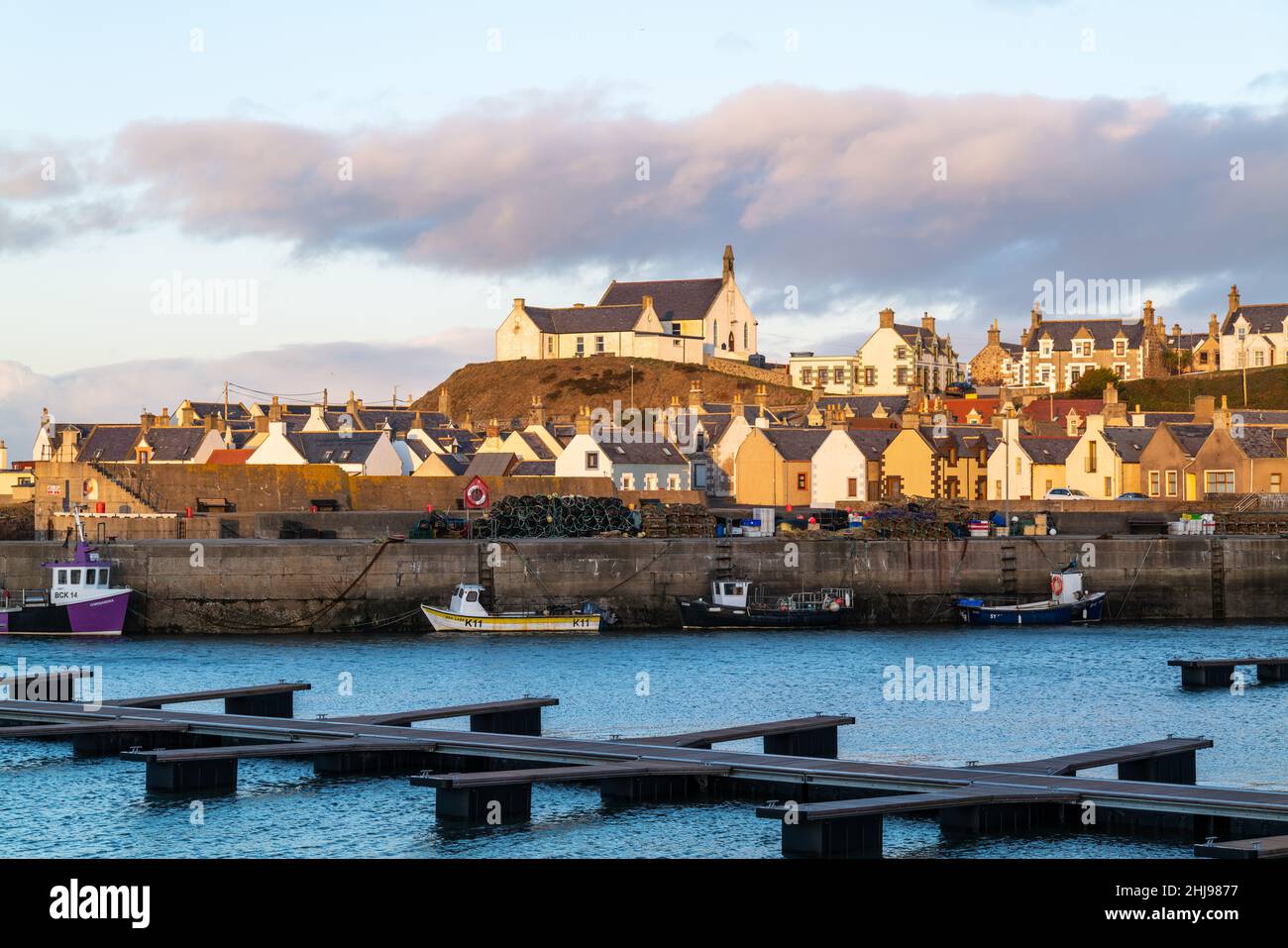 FINDOCHTY,MORAY,SCHOTTLAND - 27. JANUAR 2022: Dies ist der Blick nach Osten in den letzten Sonnenstrahlen, die Findochty, Moray, Schottland am 27. Januar treffen Stockfoto